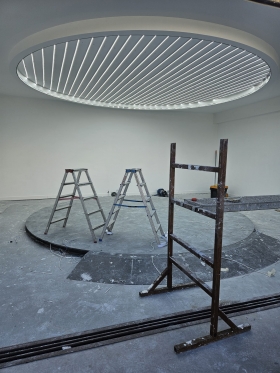 Araç fotoğraf stüdyoları gergi tavan uygulaması araç fotoğraf stüdyosu,Oto Showroom Tavan Tasarımları, oto galeri stüdyo, ışıklı tavan sistemleri, transparan gergi tavan,Oto Galeriler İçin Gergi Tavan Çözümleri